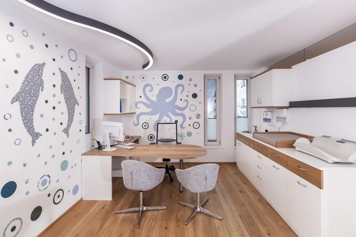 Behandlungszimmer mit Delfin- und Oktopus-Wandbild