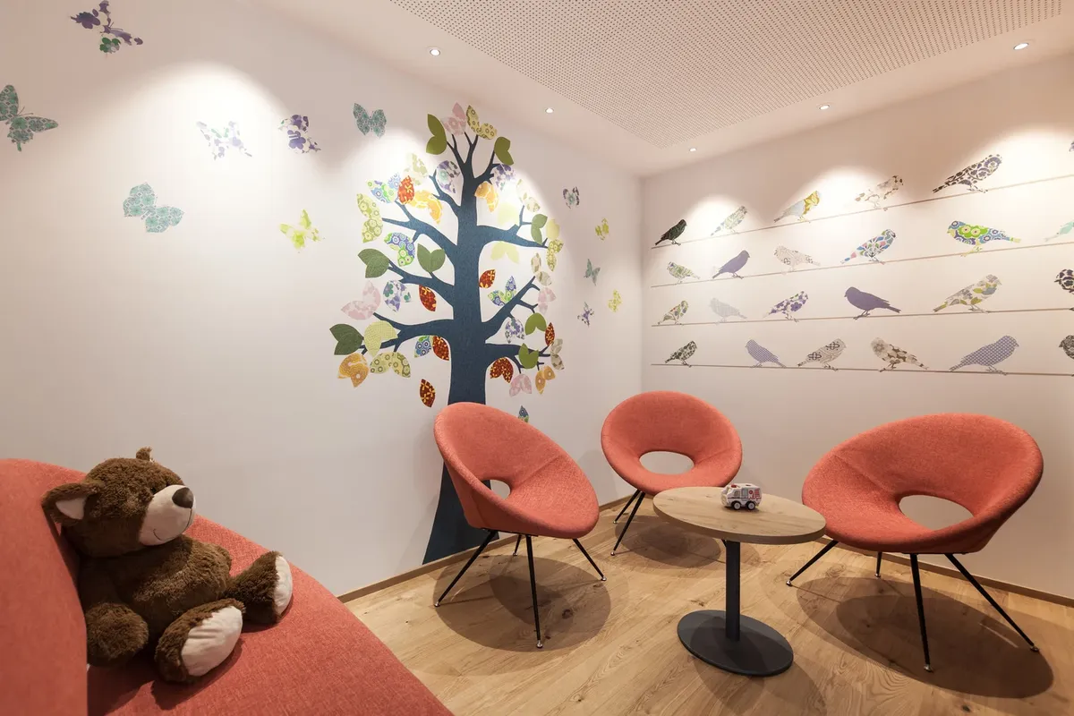 Wartebereich mit Baum- und Vogelwandbild