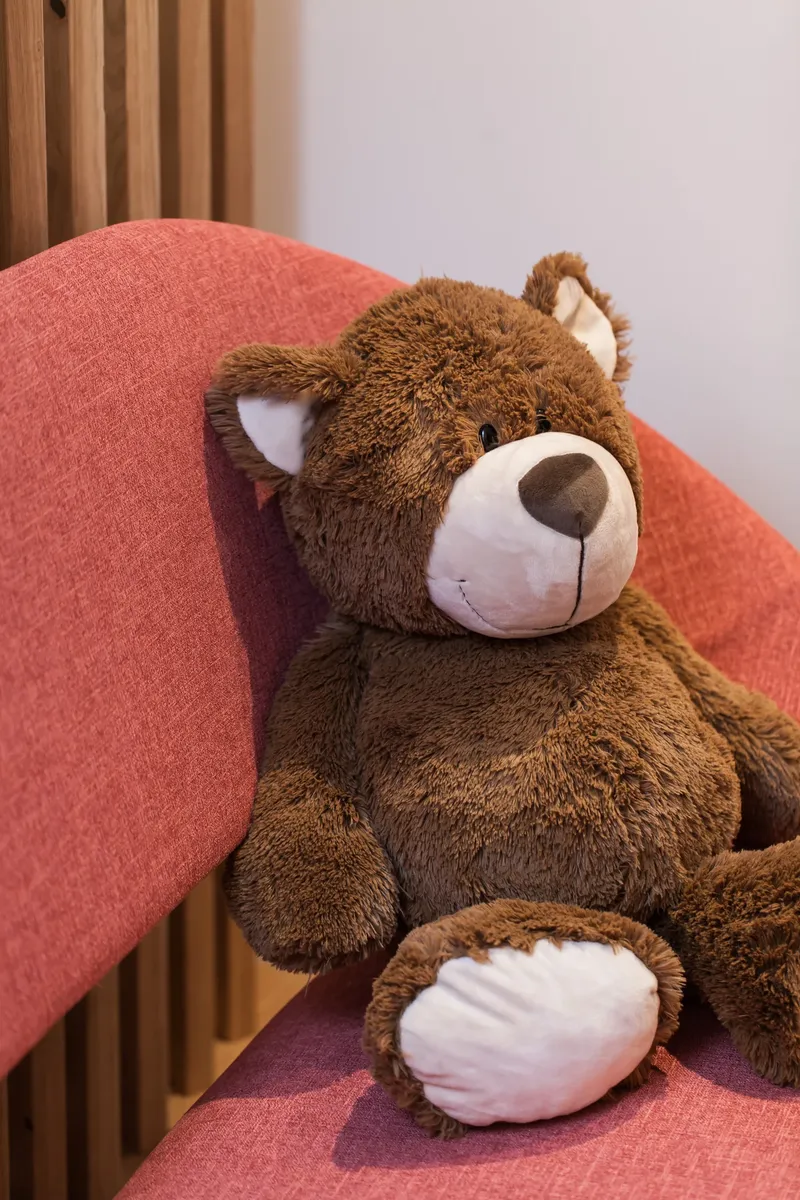Teddybär im Sessel des Wartebereichs
