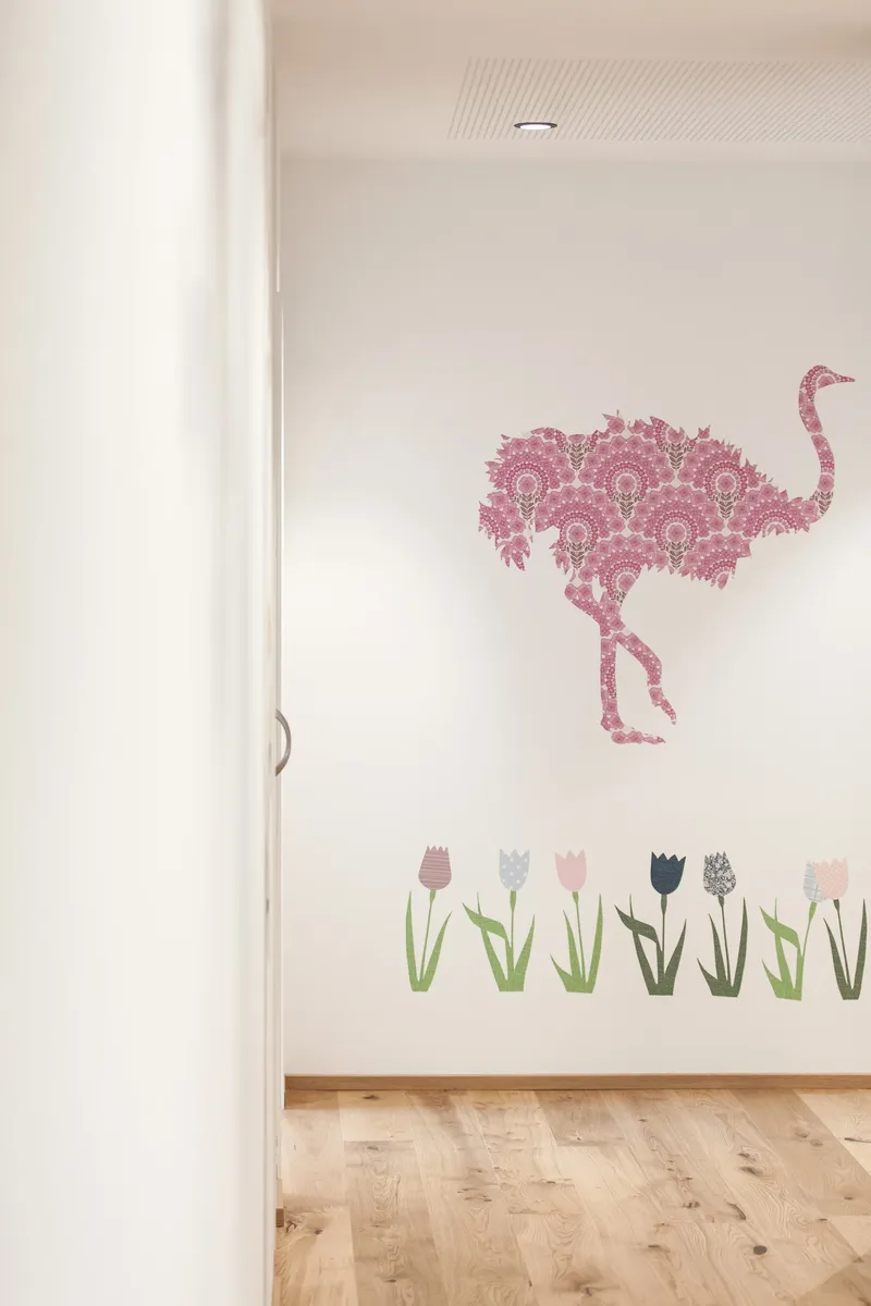 Gang mit Strauß-Wandbild und Tulpen