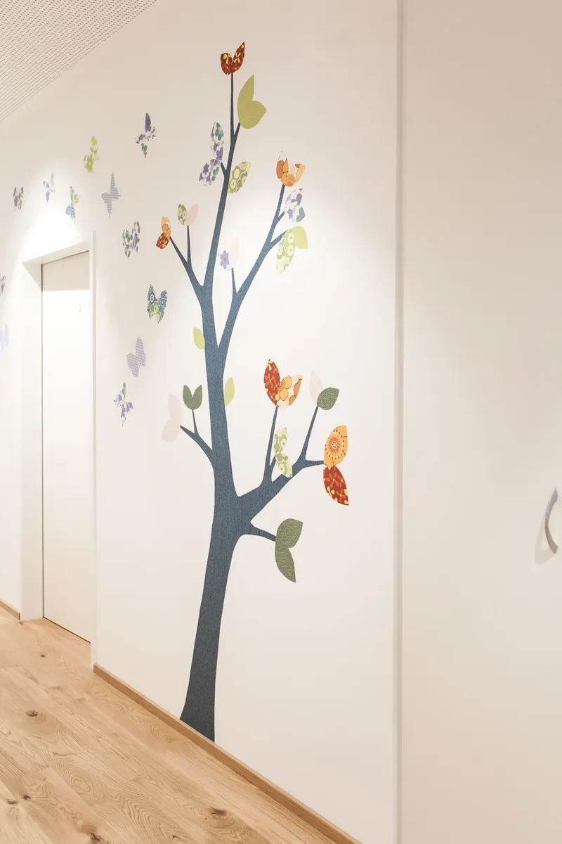 Gang mit Baum-Wandbild