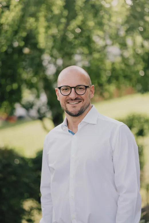 Dr. Oliver Domenig
